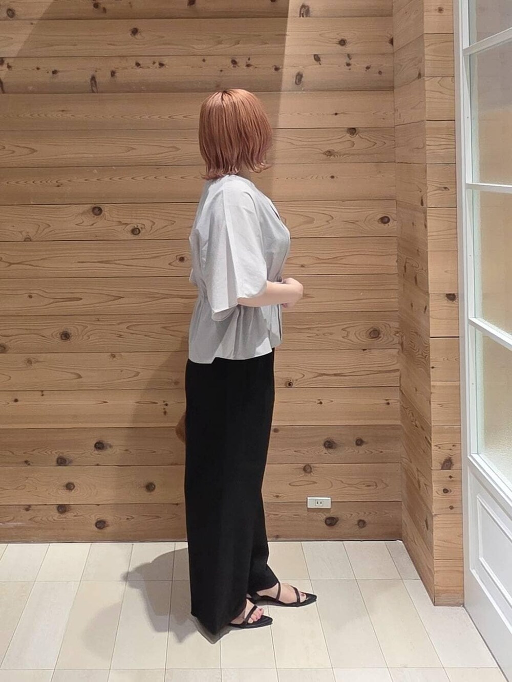 ベージュ系のハンドバッグ、ブラック系のその他パンツ、グレー系のシャツ/ブラウスを着用したレディースの夏コーディネートの2枚目の写真