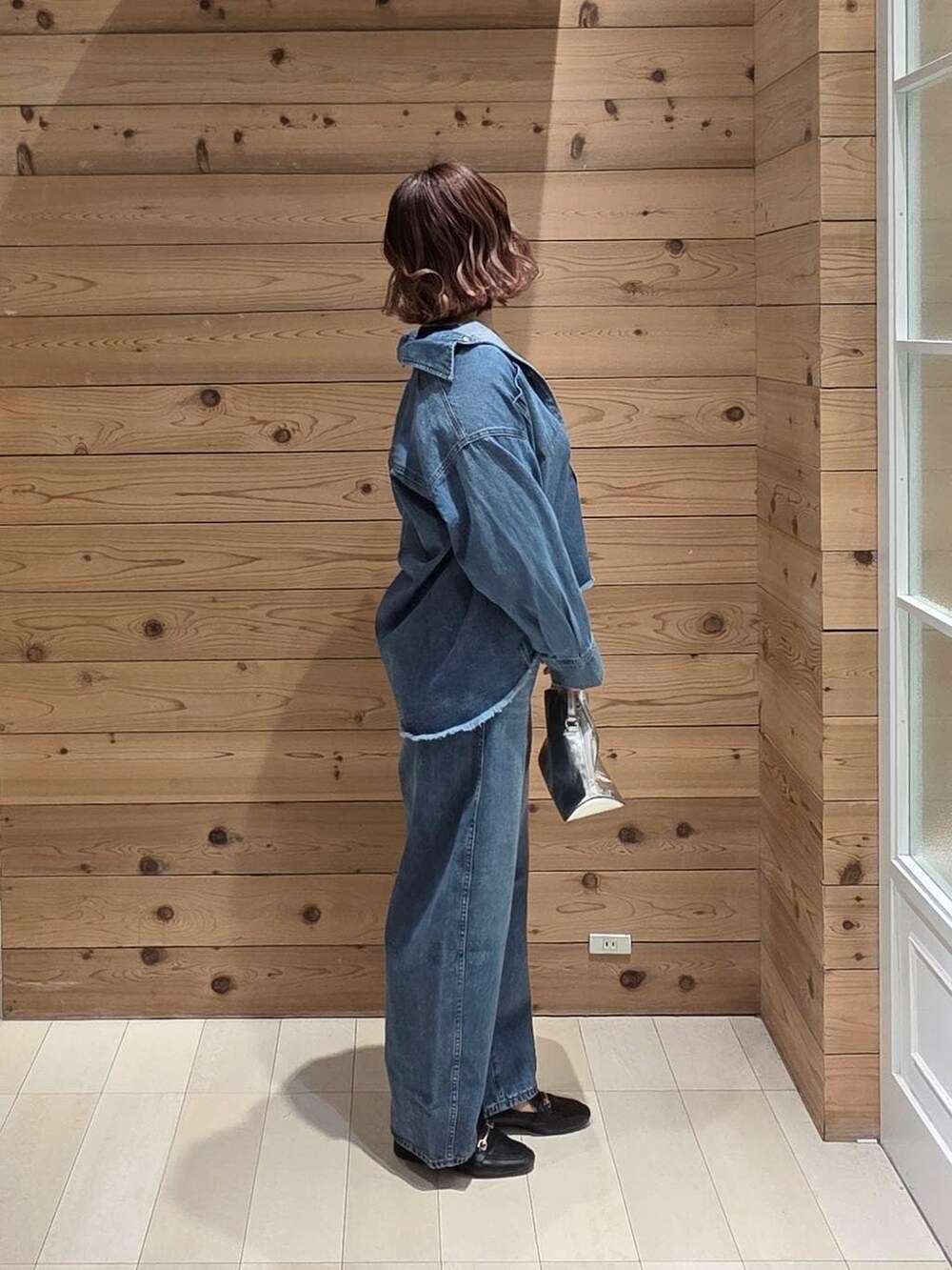 ブラック系のローファー、シルバー系のショルダーバッグ、ブラック系のTシャツ/カットソーを着用したレディースの春コーディネートの2枚目の写真