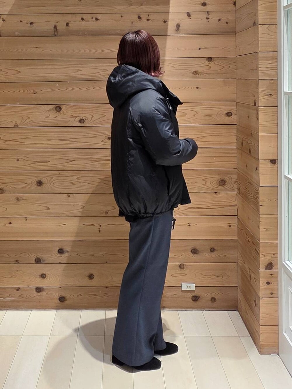 その他のショルダーバッグ、ブルー系のダウンジャケット/コート、ブルー系のその他パンツを着用したレディースの冬コーディネートの2枚目の写真