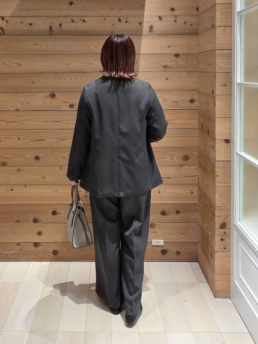 ブラック系のローファー、ホワイト系のショルダーバッグ、ブルー系のシャツ/ブラウスを着用したレディースの冬コーディネートの3枚目の写真