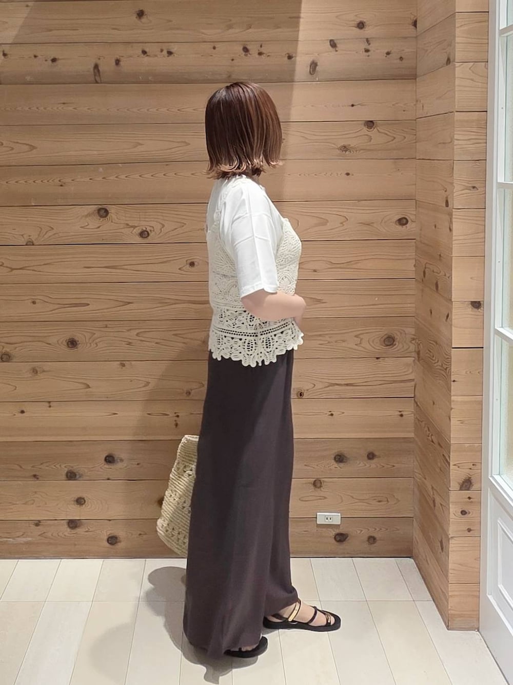ブラウン系のその他パンツ、ホワイト系のTシャツ/カットソー、ベージュ系のトートバッグを着用したレディースの夏コーディネートの2枚目の写真