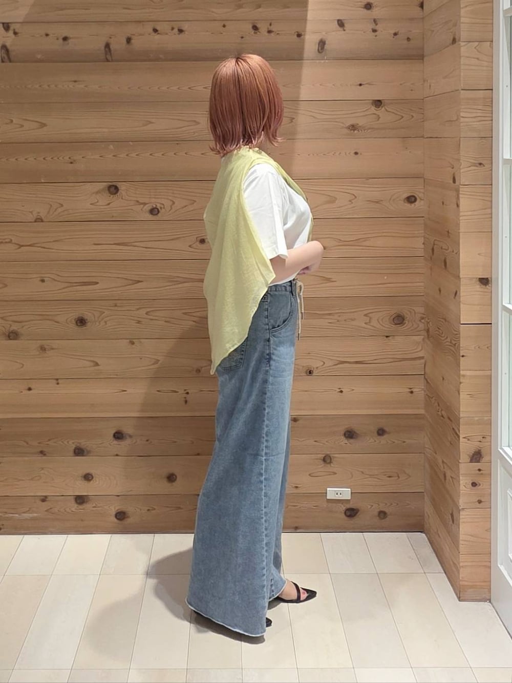 その他のショルダーバッグ、イエロー系のシャツ/ブラウス、ブラック系のサンダルを着用したレディースの夏コーディネートの2枚目の写真