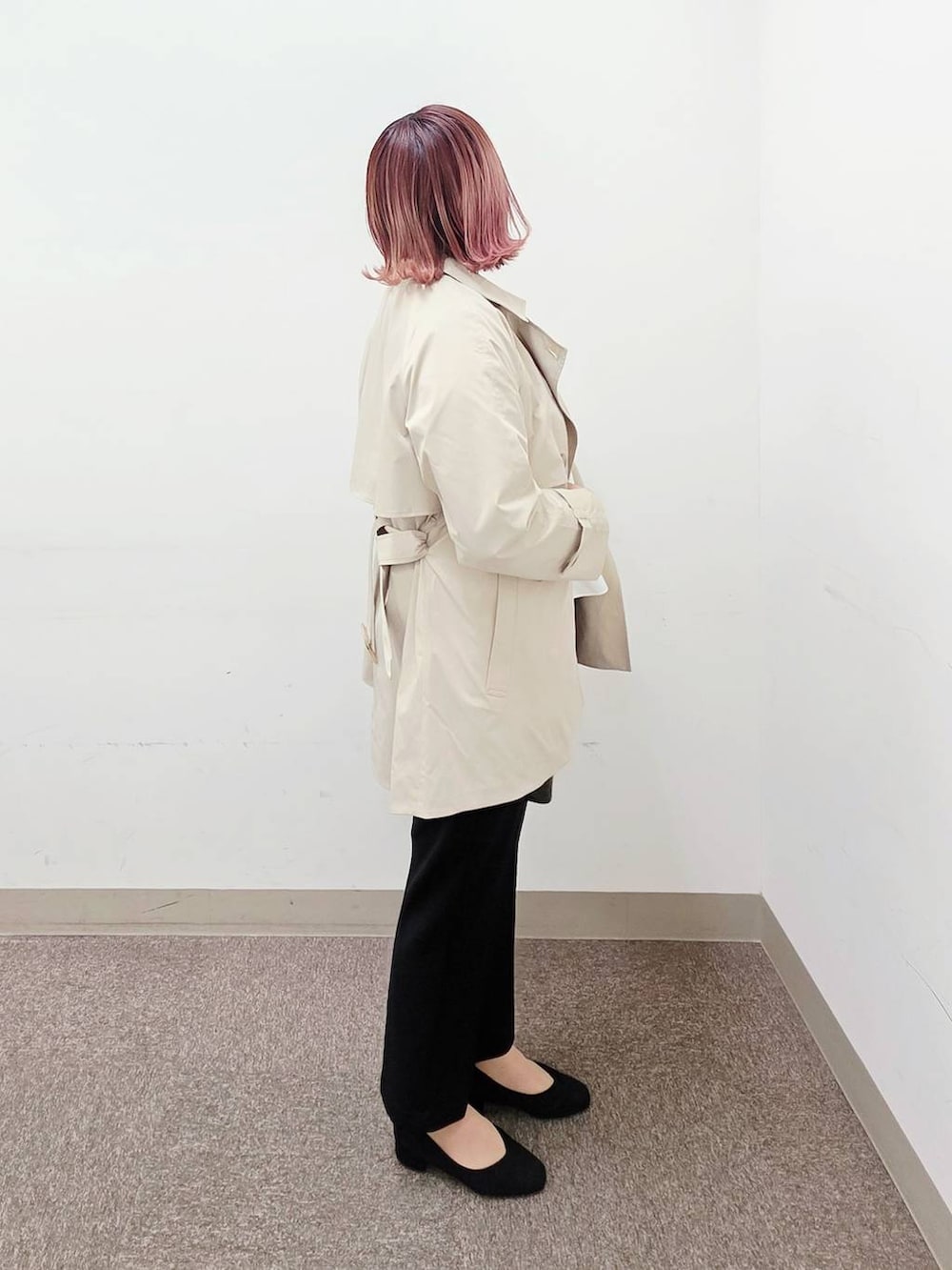 ブラック系のショルダーバッグ、ブラック系のパンプス、ブラック系のセットアップを着用したレディースの冬コーディネートの2枚目の写真