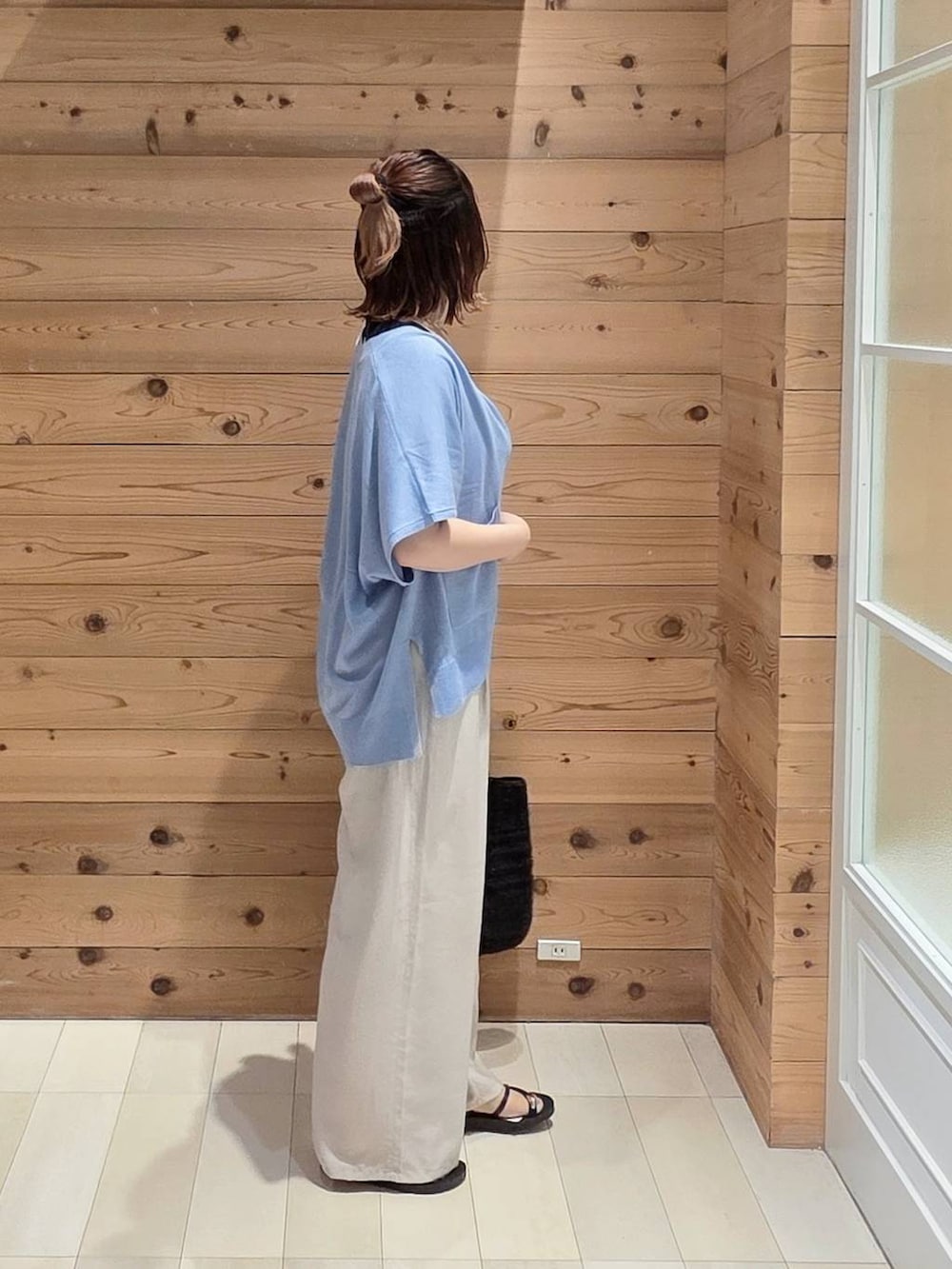ブルー系のカーディガン/ボレロ、ベージュ系のその他パンツ、ブラック系のタンクトップを着用したレディースの夏コーディネートの2枚目の写真