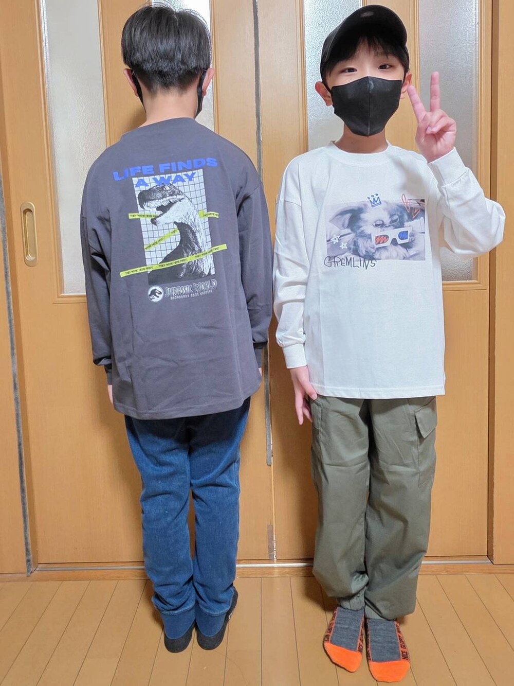 ブルー系のデニムパンツ、グリーン系のカーゴパンツ、グレー系のTシャツ/カットソーを着用したキッズの秋コーディネートの2枚目の写真