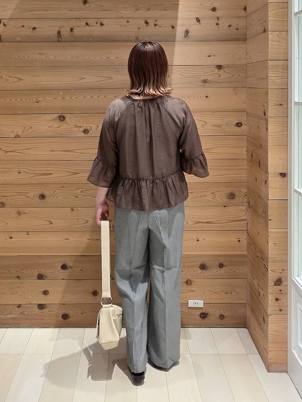 グレー系のその他パンツ、ホワイト系のタンクトップ、ブラウン系のカーディガン/ボレロを着用したレディースの夏コーディネートの3枚目の写真