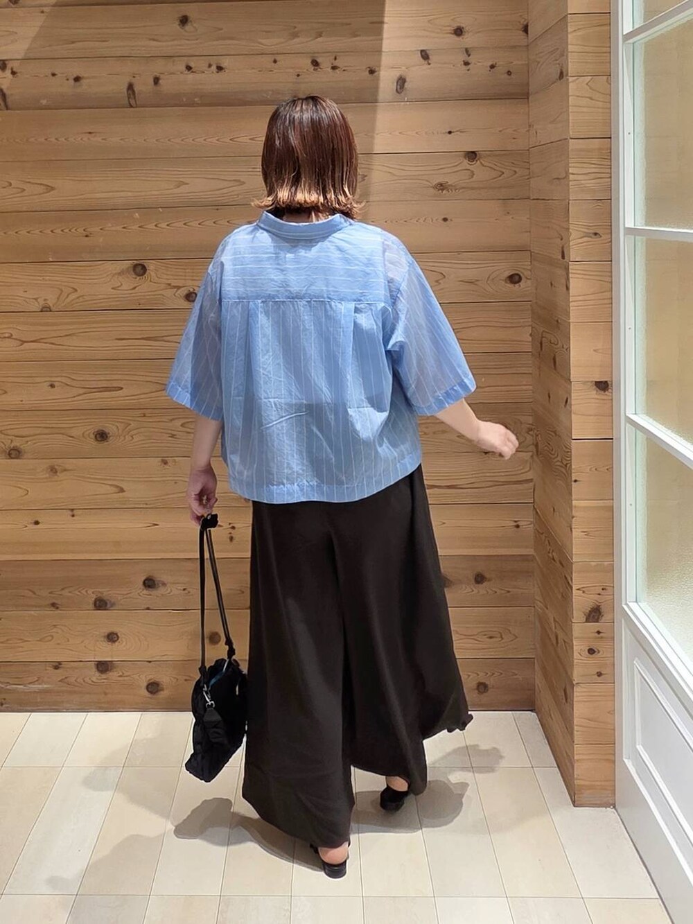 ブルー系のシャツ/ブラウス、ホワイト系のタンクトップ、ブラウン系のその他パンツを着用したレディースの夏コーディネートの3枚目の写真