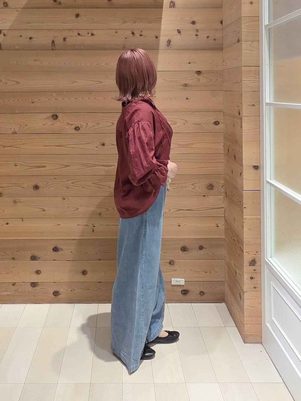 レッド系のシャツ/ブラウス、ブラック系のバレエシューズ、ブラック系のタンクトップを着用したレディースの夏コーディネートの2枚目の写真