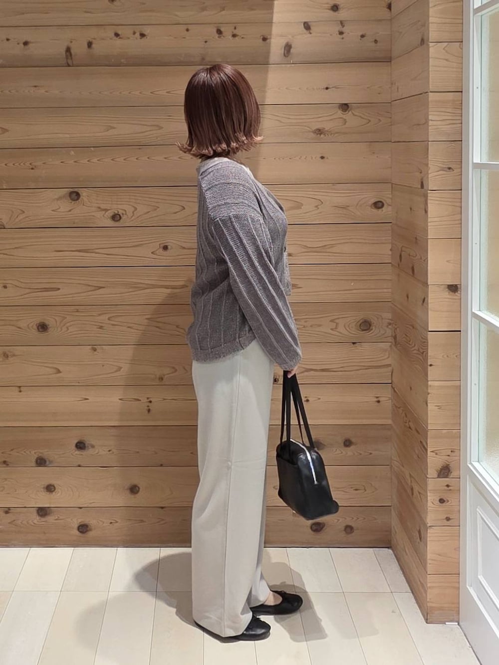 ブラック系のバレエシューズ、ベージュ系のその他パンツ、ベージュ系のカーディガン/ボレロを着用したレディースの春コーディネートの2枚目の写真