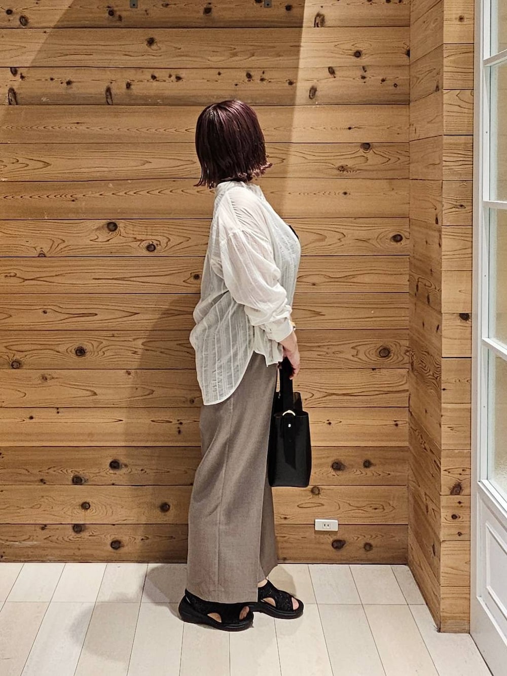 ブラック系のショルダーバッグ、グレー系のタンクトップ、ホワイト系のシャツ/ブラウスを着用したレディースの夏コーディネートの2枚目の写真