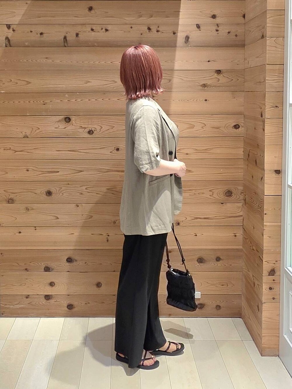 ベージュ系のテーラードジャケット、ブラック系のその他パンツ、ブラック系のタンクトップを着用したレディースの夏コーディネートの2枚目の写真