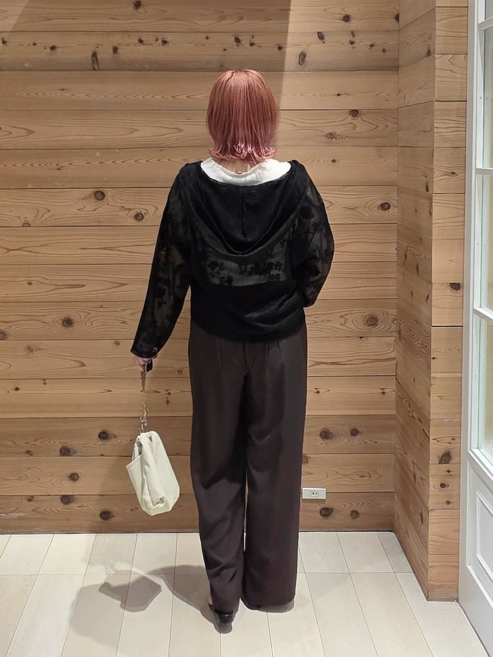 ブラック系のパーカー、ブラウン系のその他パンツ、ホワイト系のタンクトップを着用したレディースの夏コーディネートの3枚目の写真