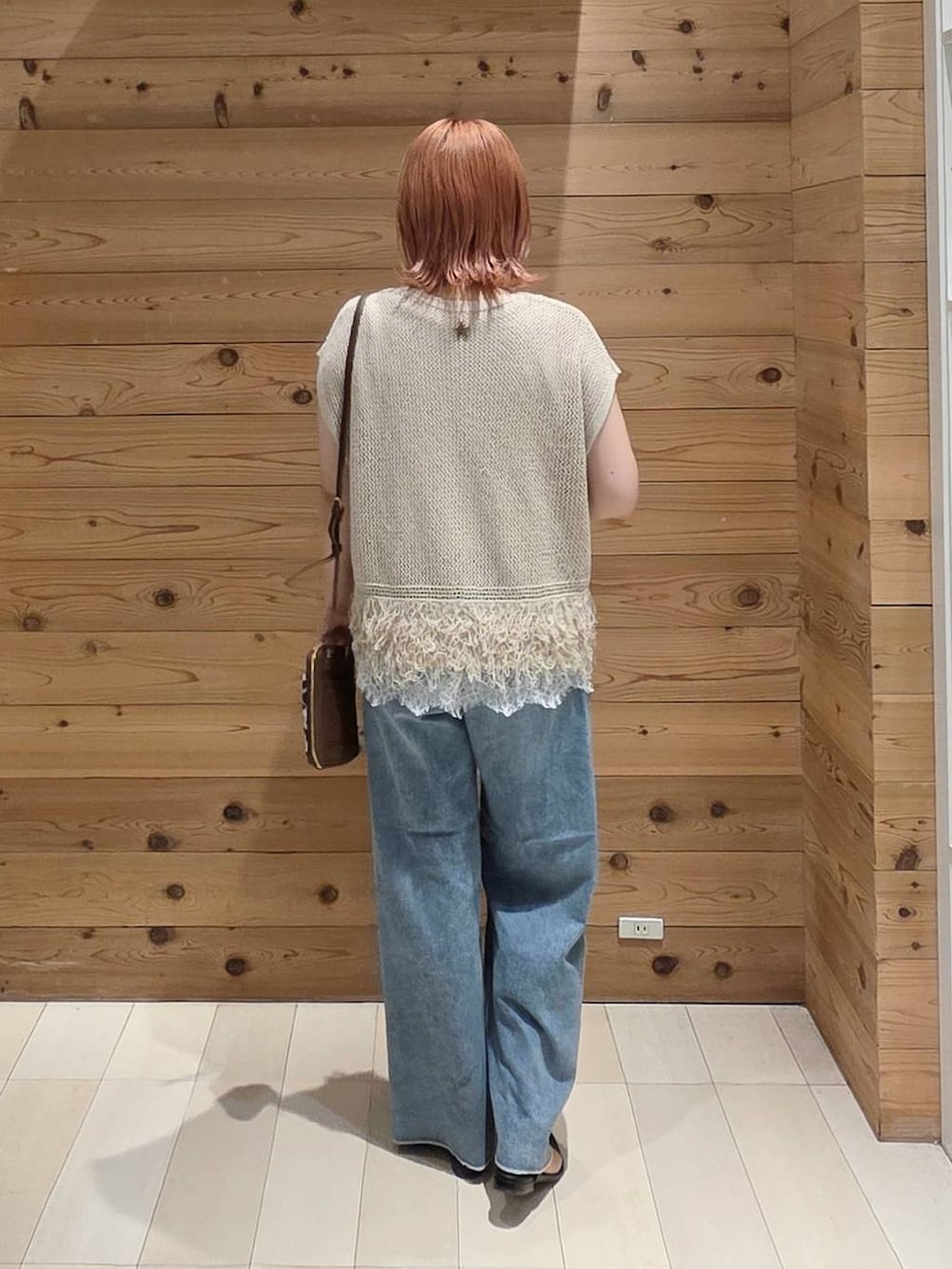 その他のショルダーバッグ、ホワイト系のタンクトップ、ブラック系のサンダルを着用したレディースの夏コーディネートの3枚目の写真