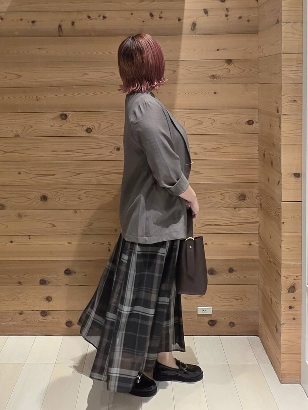 ブラック系のローファー、ブラウン系のショルダーバッグ、ブラック系のタンクトップを着用したレディースの秋コーディネートの2枚目の写真