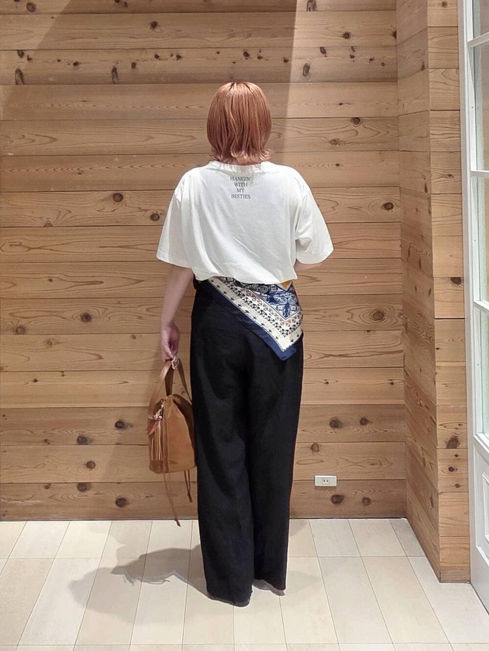ベージュ系のハンドバッグ、ブラック系のその他パンツ、ブラック系のサンダルを着用したレディースの夏コーディネートの3枚目の写真