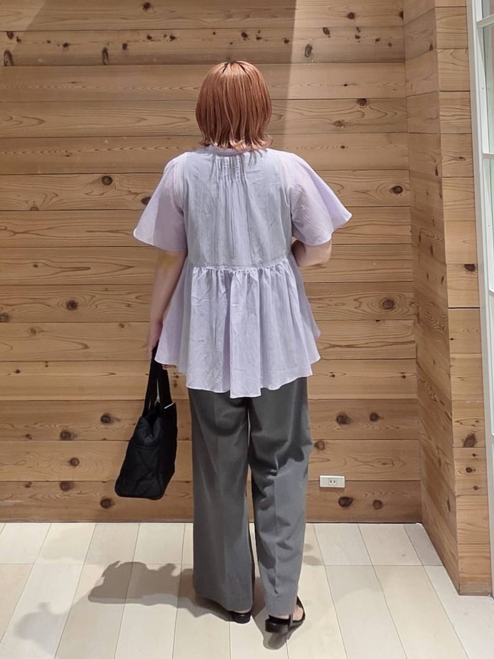 ブラック系のトートバッグ、グレー系のその他パンツ、ブラック系のタンクトップを着用したレディースの夏コーディネートの3枚目の写真