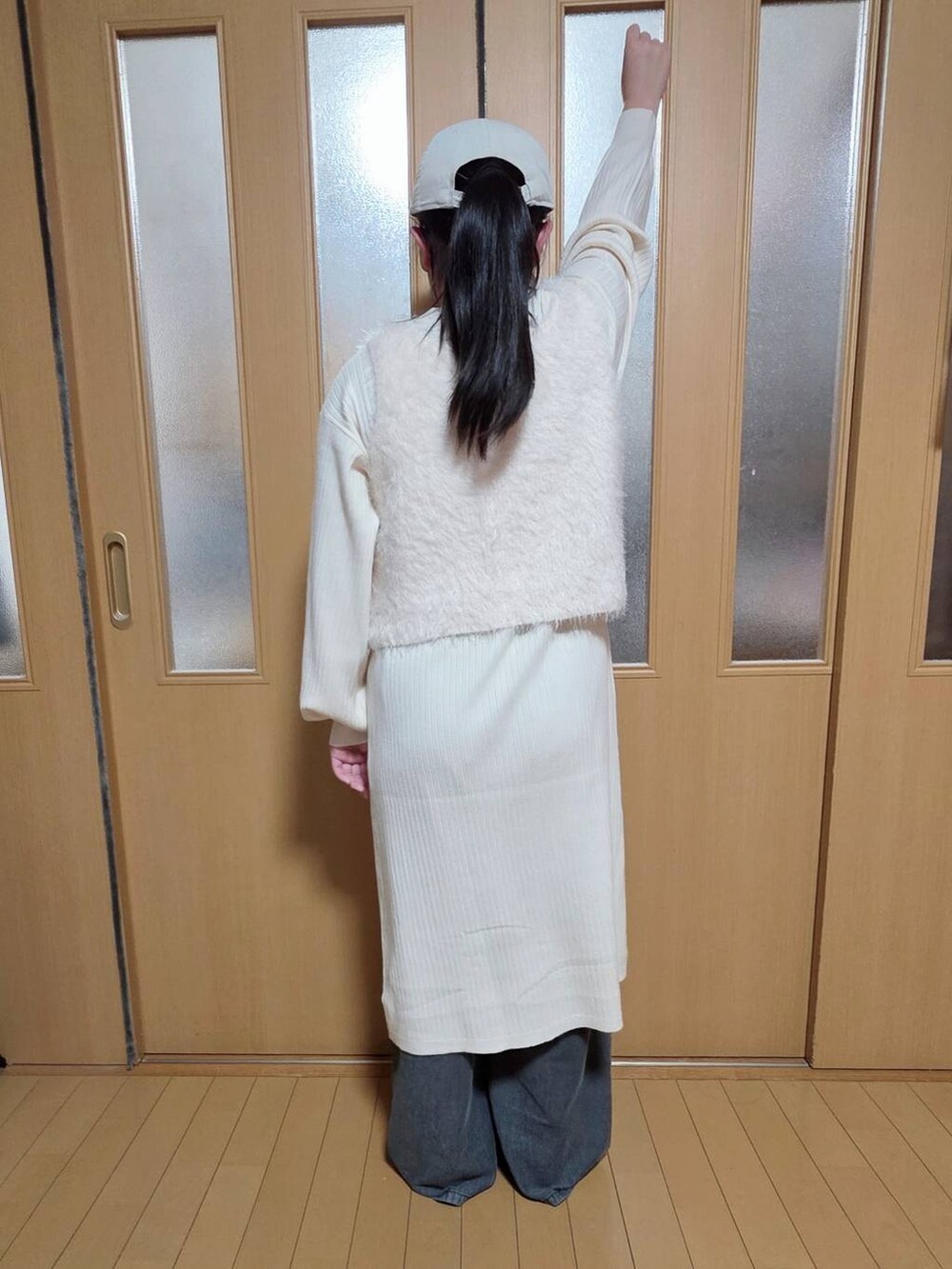 ホワイト系のワンピース、ブラック系のつなぎ/オールインワンを着用したキッズの冬コーディネートの3枚目の写真