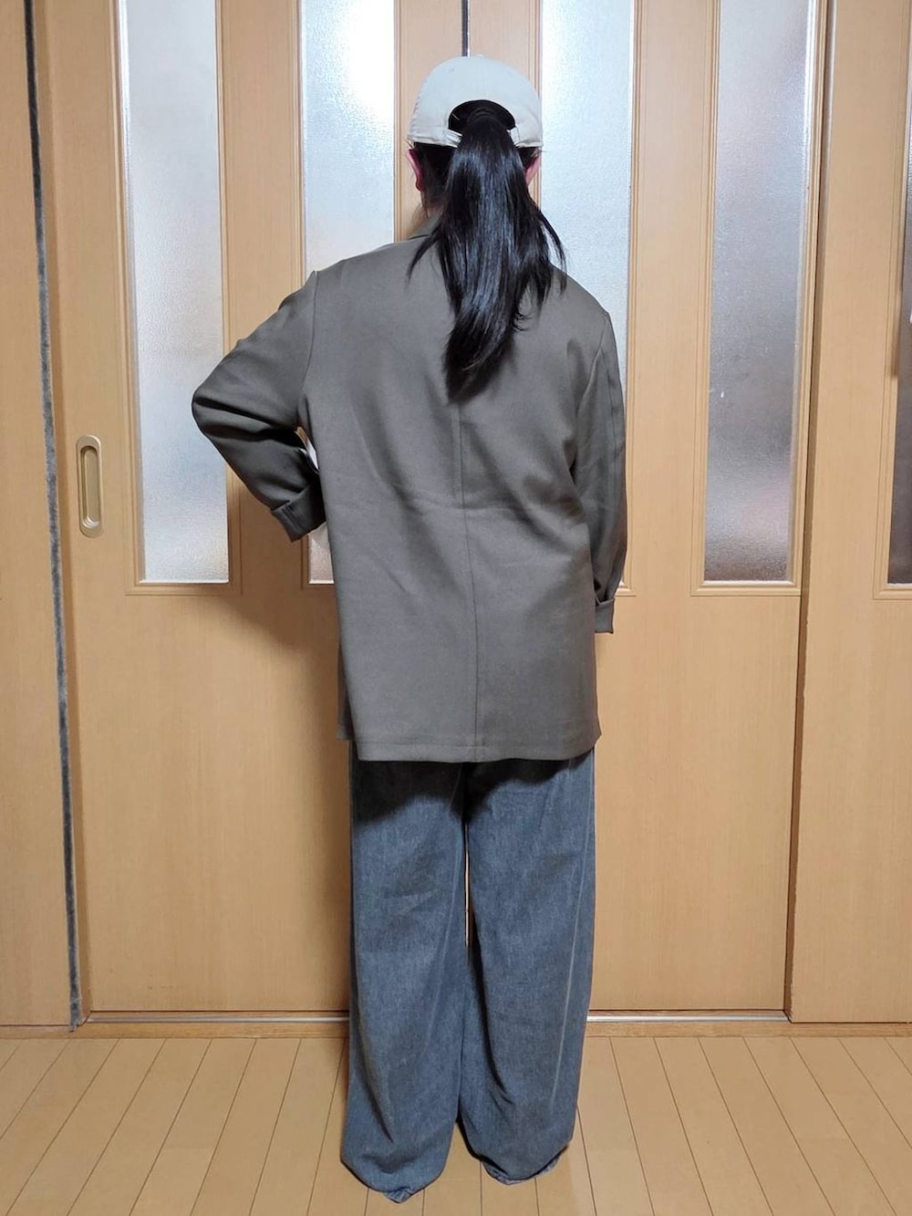 ホワイト系のニット/セーター、ブラック系のつなぎ/オールインワン、ブラウン系のテーラードジャケットを着用したキッズの春コーディネートの3枚目の写真