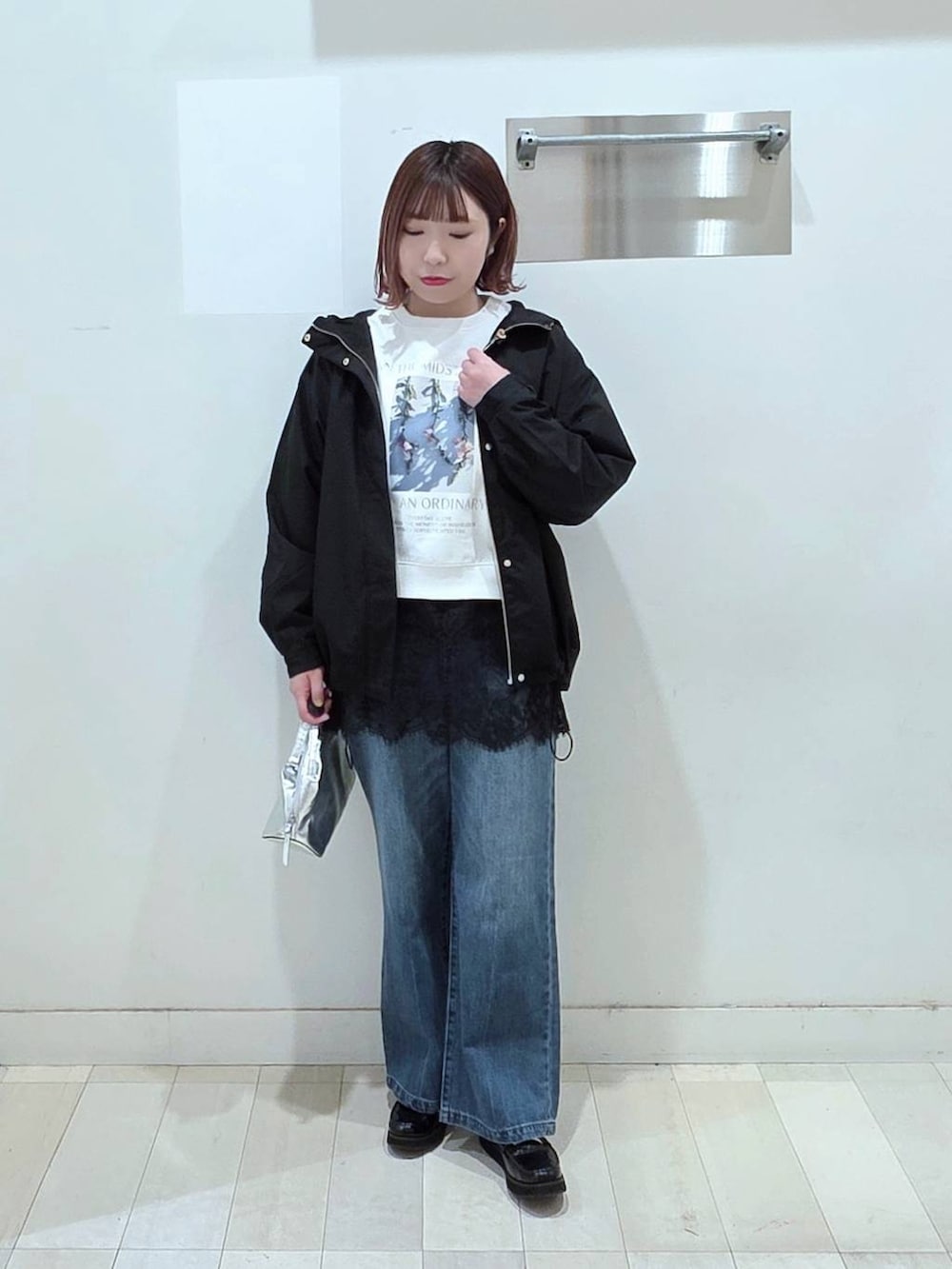 シルバー系のショルダーバッグ、ブラック系のローファー、ブルー系のデニムパンツを着用したレディースの春コーディネートの4枚目の写真