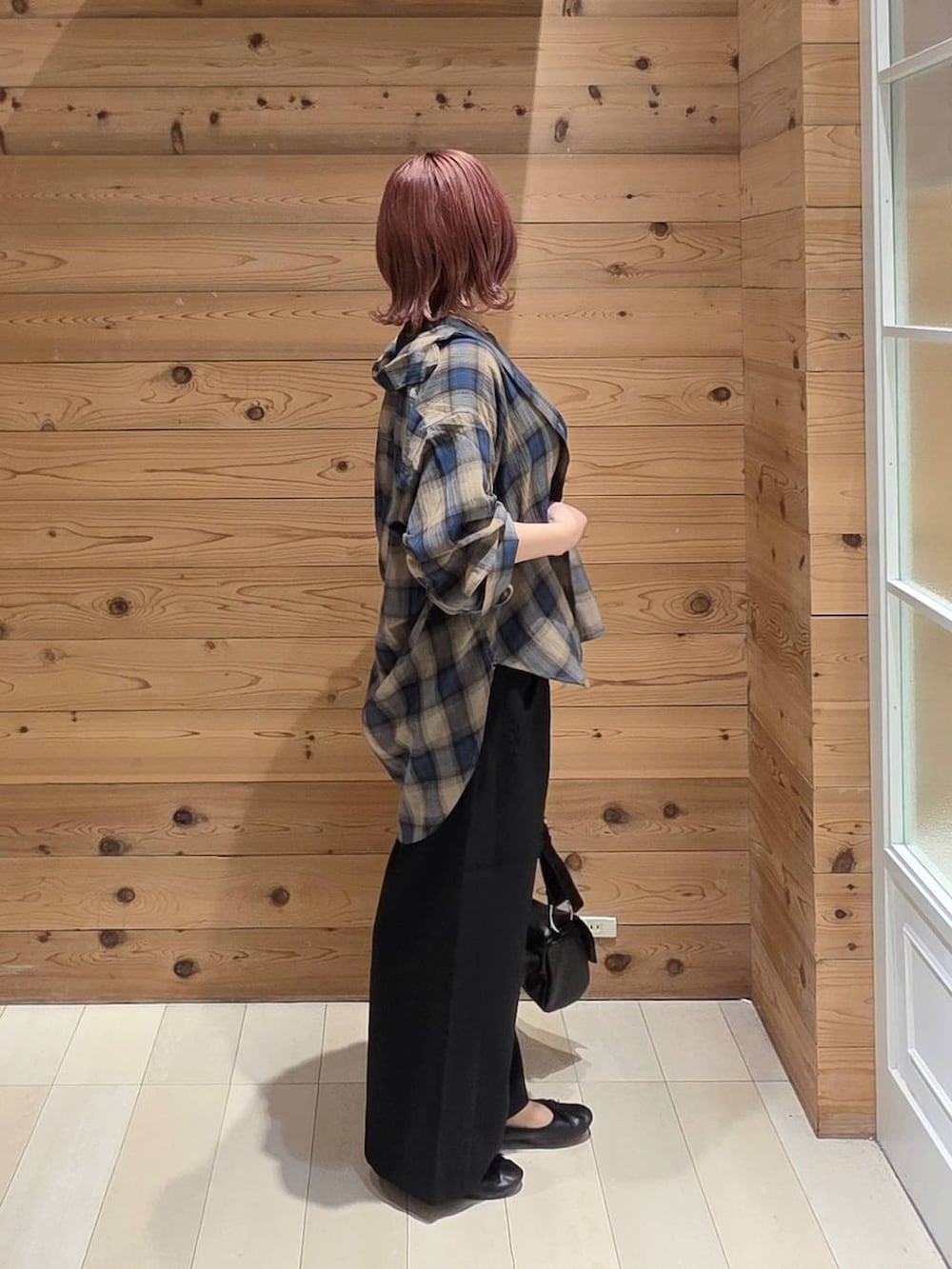 ブラック系のバレエシューズ、グレー系のTシャツ/カットソー、ベージュ系のシャツ/ブラウスを着用したレディースの夏コーディネートの2枚目の写真