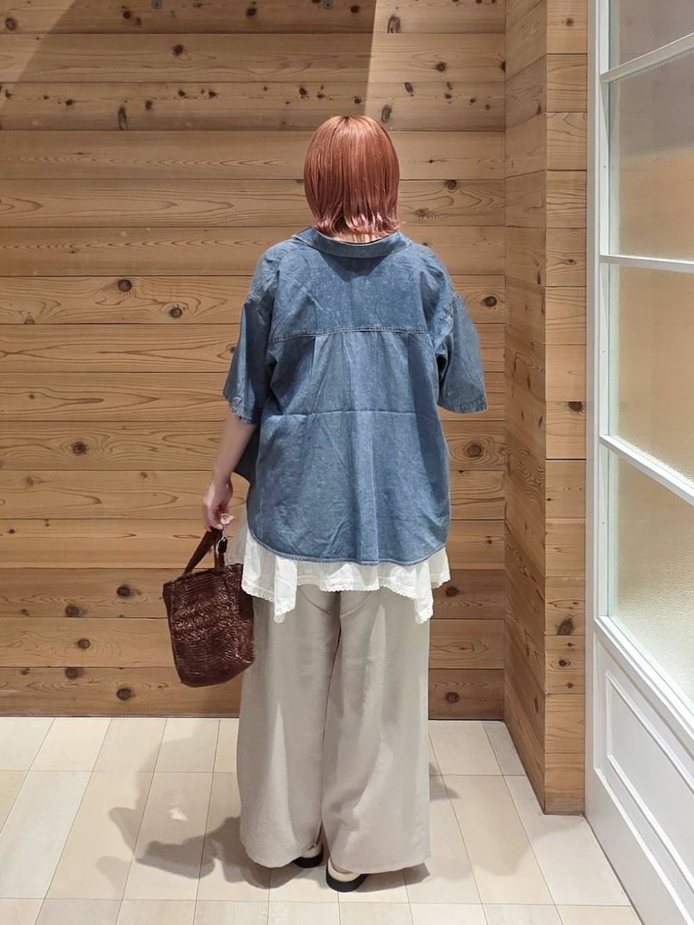 ホワイト系のシャツ/ブラウス、ベージュ系のその他パンツ、ブラック系のタンクトップを着用したレディースの夏コーディネートの3枚目の写真