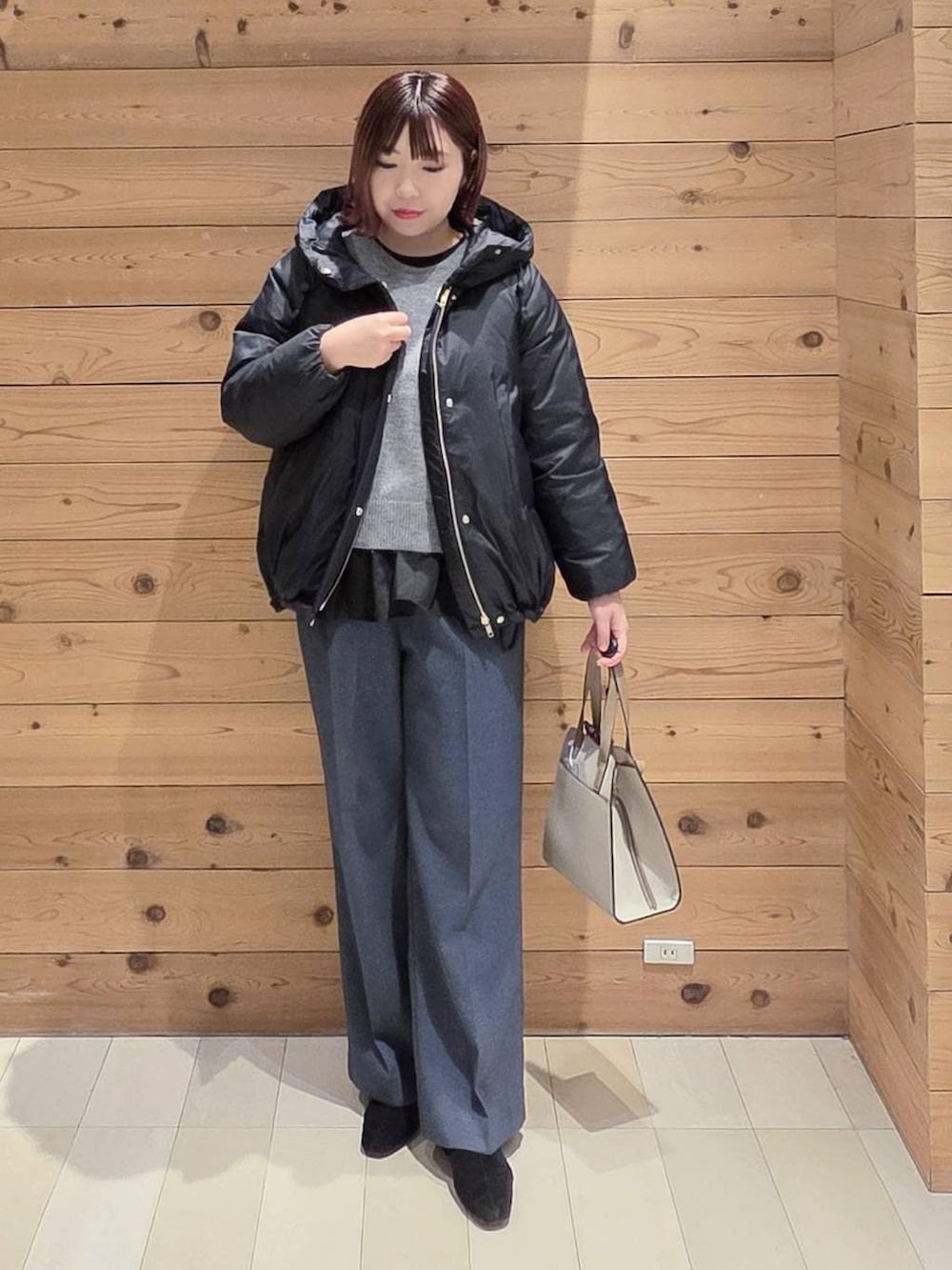 ホワイト系のショルダーバッグ、ブルー系のダウンジャケット/コート、ブルー系のその他パンツを着用したレディースの冬コーディネートの4枚目の写真