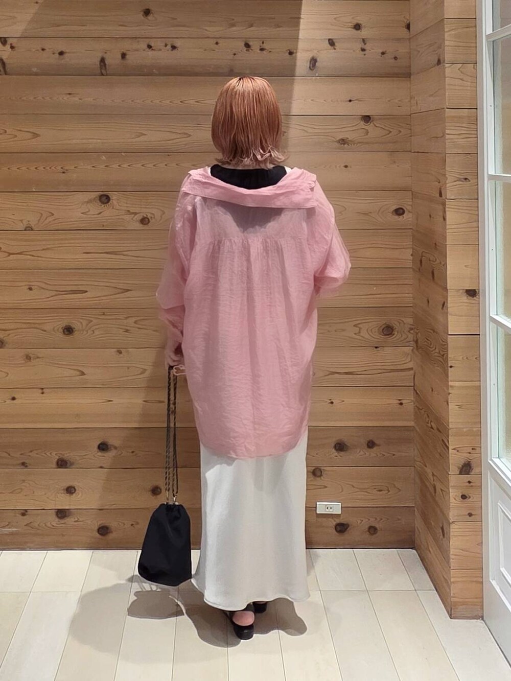 ピンク系のシャツ/ブラウス、グレー系のスカート、ブラック系のタンクトップを着用したレディースの夏コーディネートの3枚目の写真