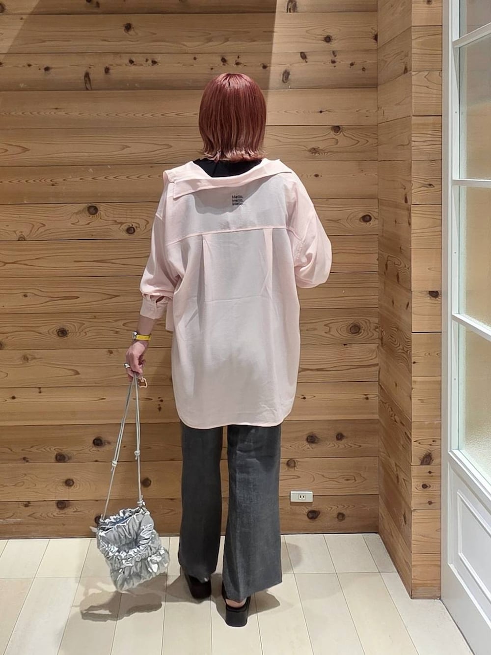 ブラック系のその他トップス、グレー系のその他パンツ、ブラック系のタンクトップを着用したレディースの夏コーディネートの3枚目の写真