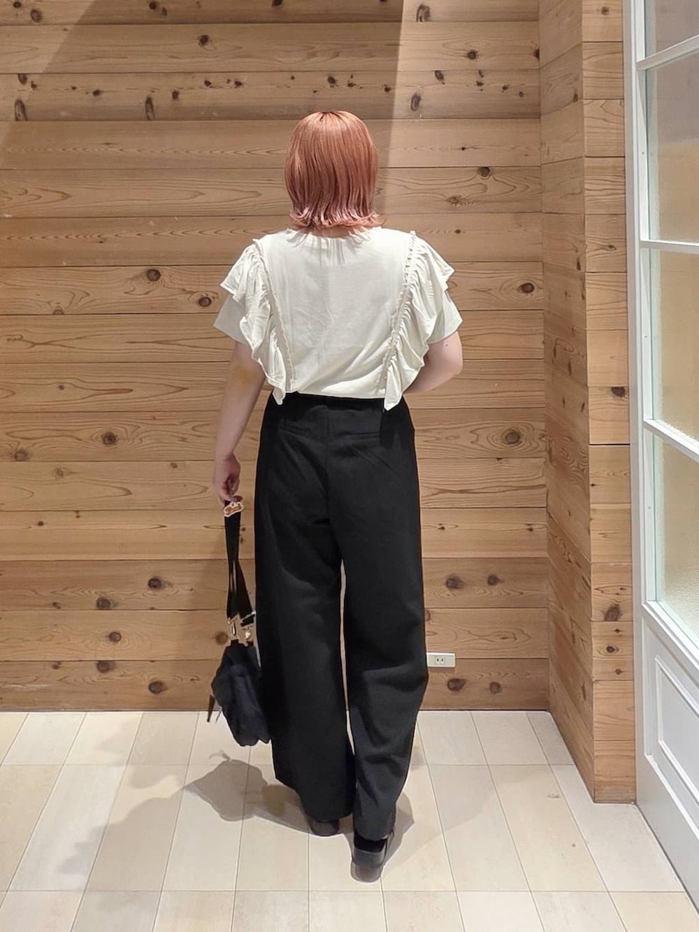 ブラック系のショルダーバッグ、ブラック系のその他パンツ、ブラック系のサンダルを着用したレディースの夏コーディネートの3枚目の写真