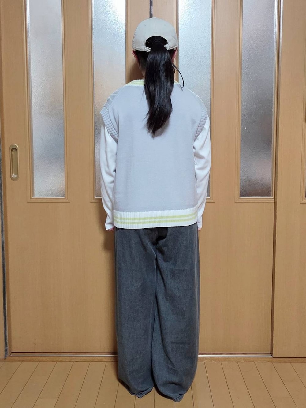 ブラック系のつなぎ/オールインワン、グレー系のベストを着用したキッズの冬コーディネートの3枚目の写真