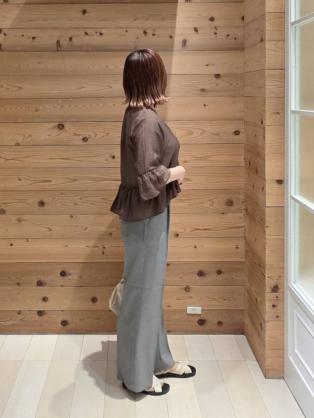 グレー系のその他パンツ、ホワイト系のタンクトップ、ブラウン系のカーディガン/ボレロを着用したレディースの夏コーディネートの2枚目の写真