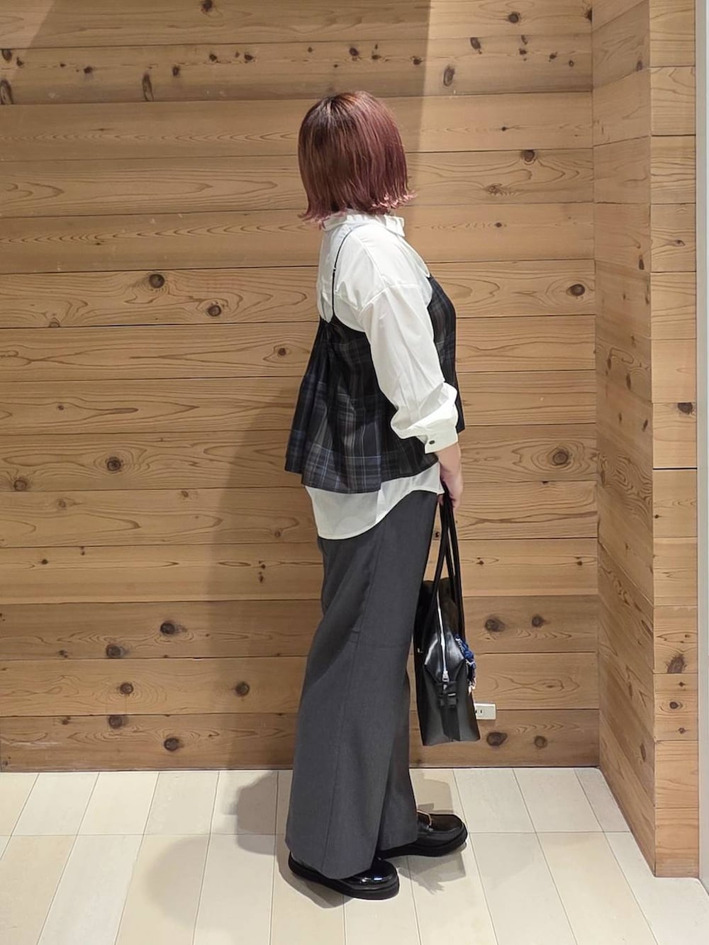 ブラック系のローファー、ブラック系のタンクトップ、ブラック系のボストンバッグを着用したレディースの秋コーディネートの2枚目の写真