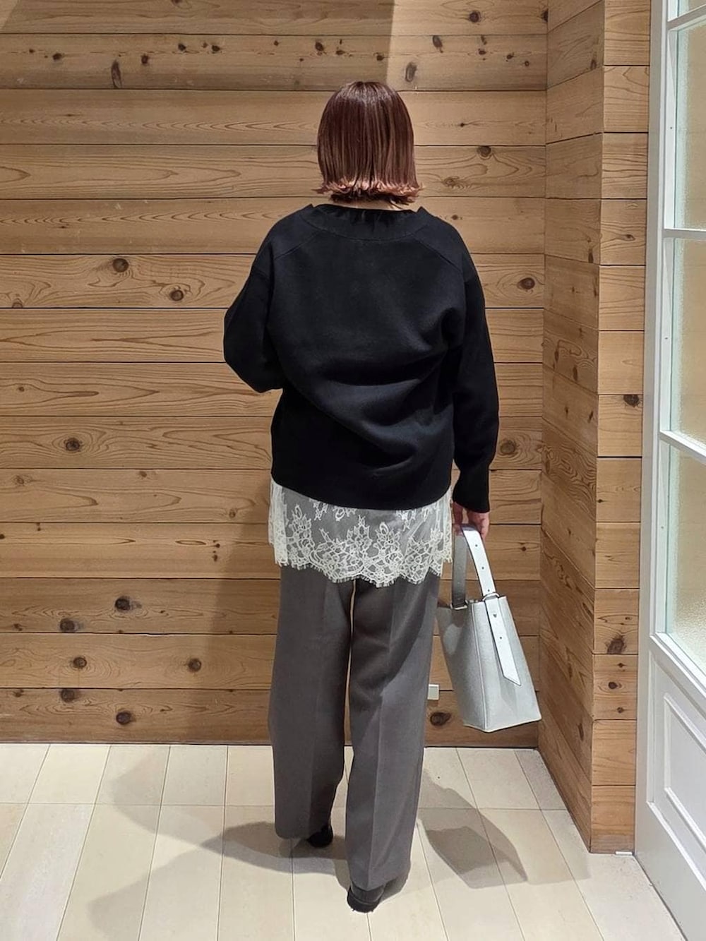 ブラック系のローファー、シルバー系のショルダーバッグ、ブラウン系のその他パンツを着用したレディースの春コーディネートの3枚目の写真