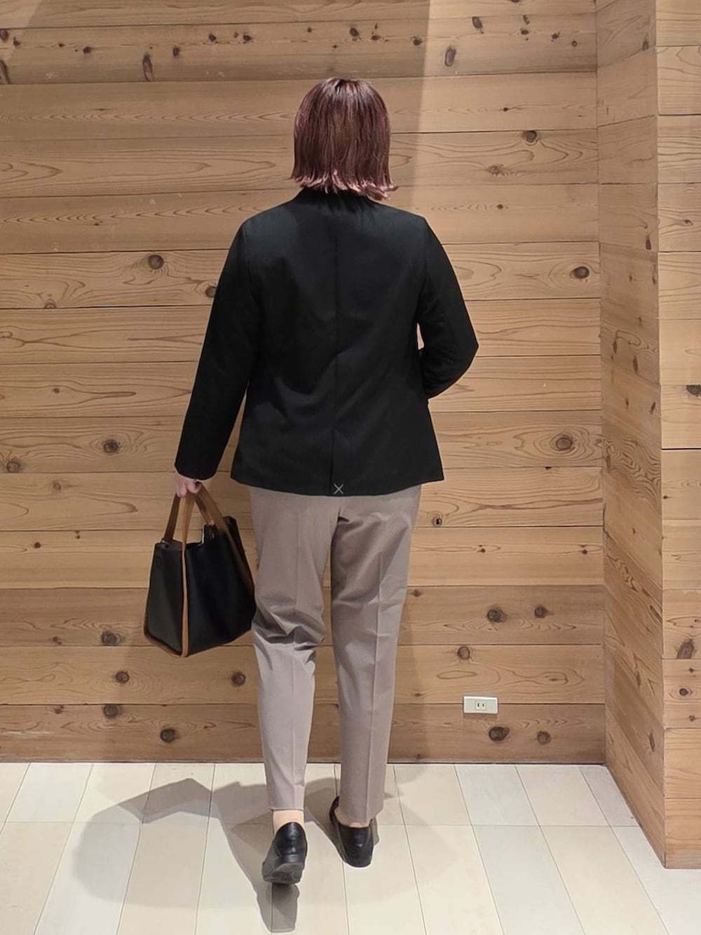 ブラック系のローファー、ブラック系のノーカラージャケット、ホワイト系のシャツ/ブラウスを着用したレディースの秋コーディネートの3枚目の写真