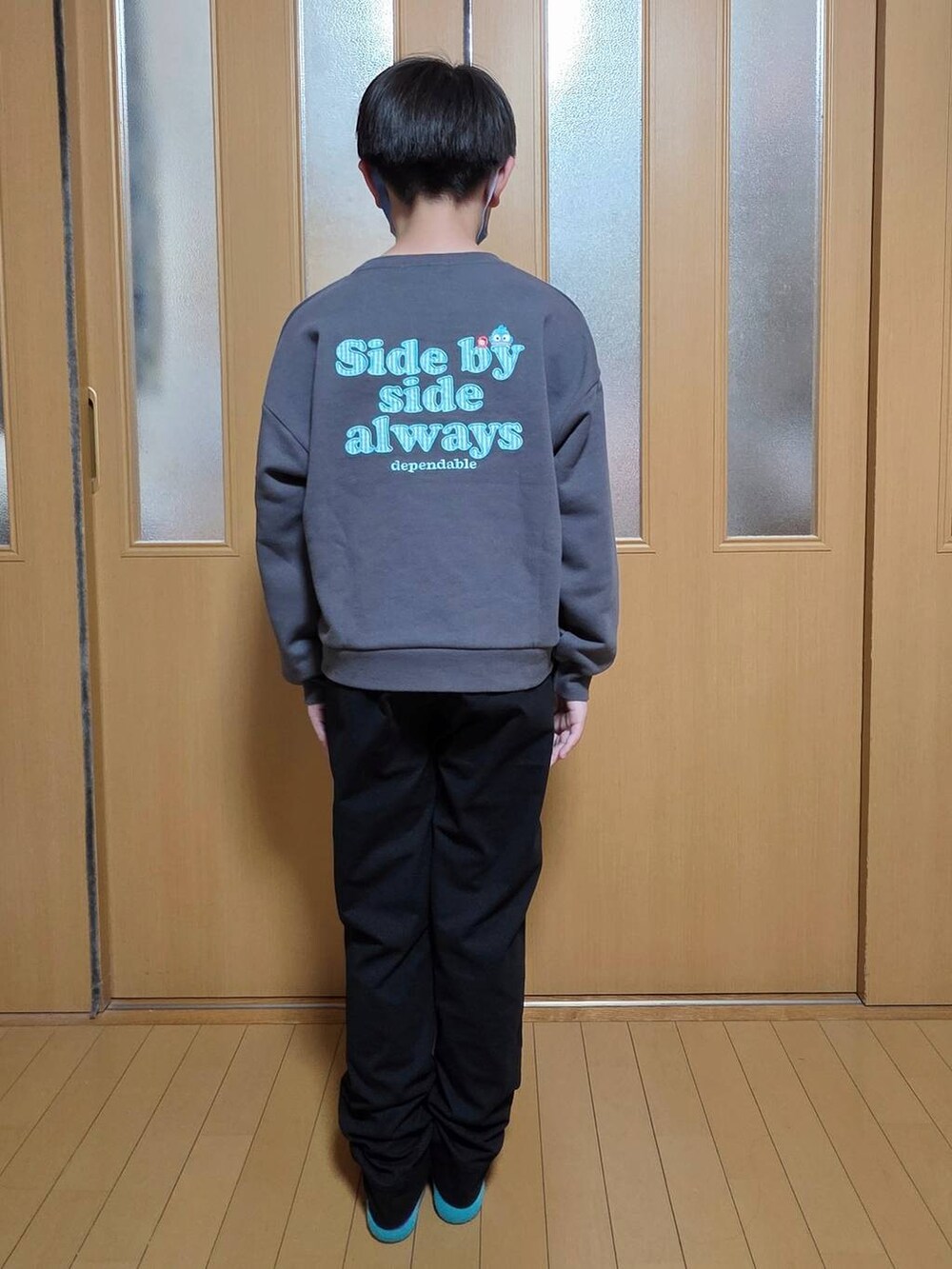 ブラック系のブルゾン、グレー系のスウェットを着用したキッズの秋コーディネートの4枚目の写真