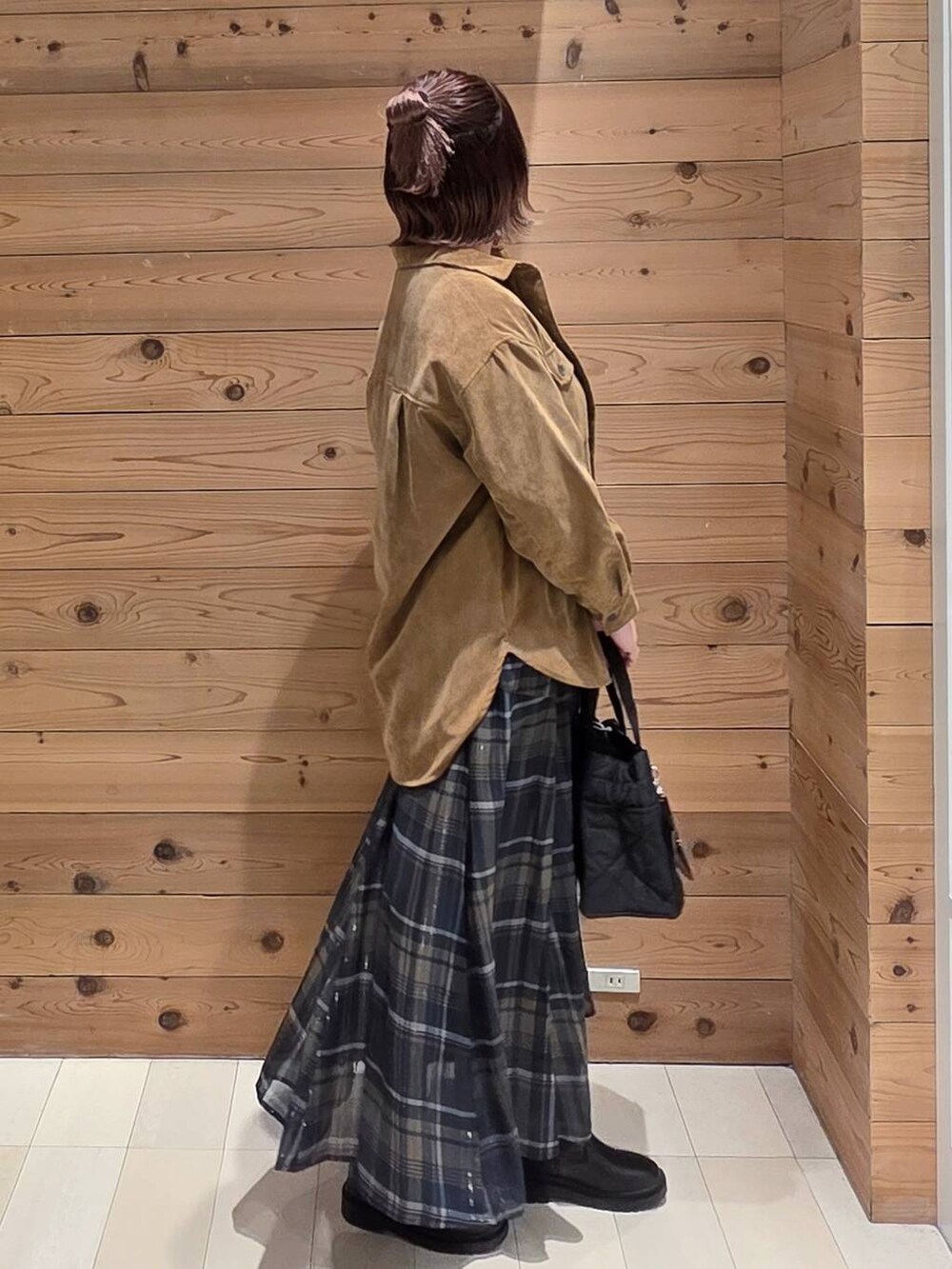 ブラック系のトートバッグ、イエロー系のシャツ/ブラウス、その他のスカートを着用したレディースの秋コーディネートの2枚目の写真