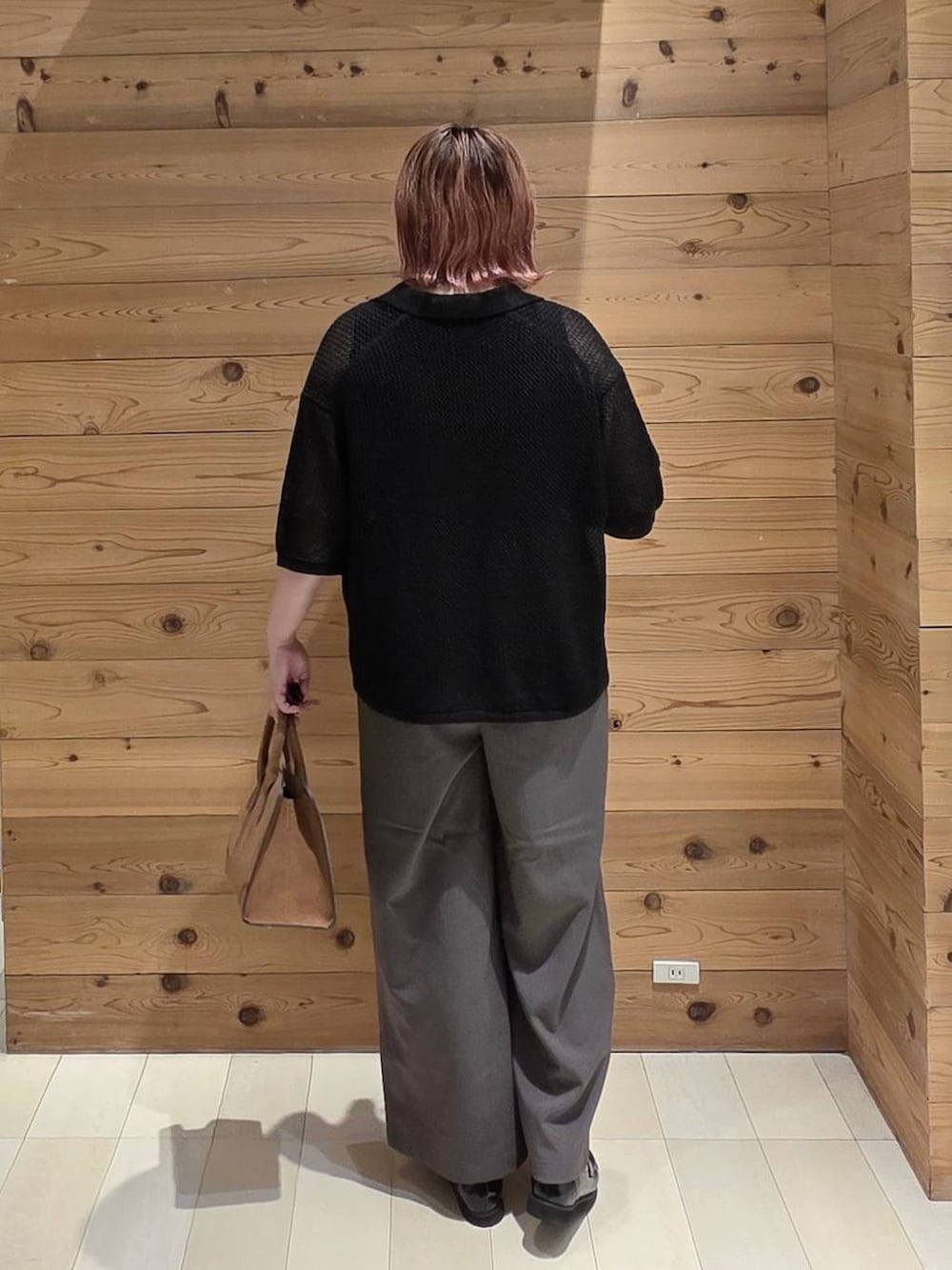 ブラック系のローファー、ブラック系のタンクトップ、ブラウン系のその他パンツを着用したレディースの秋コーディネートの3枚目の写真