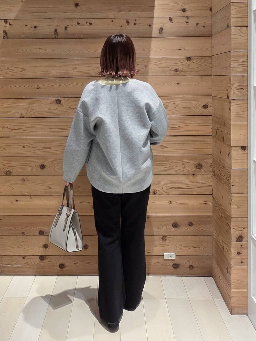 ブラック系のローファー、ホワイト系のショルダーバッグ、ホワイト系のTシャツ/カットソーを着用したレディースの冬コーディネートの3枚目の写真