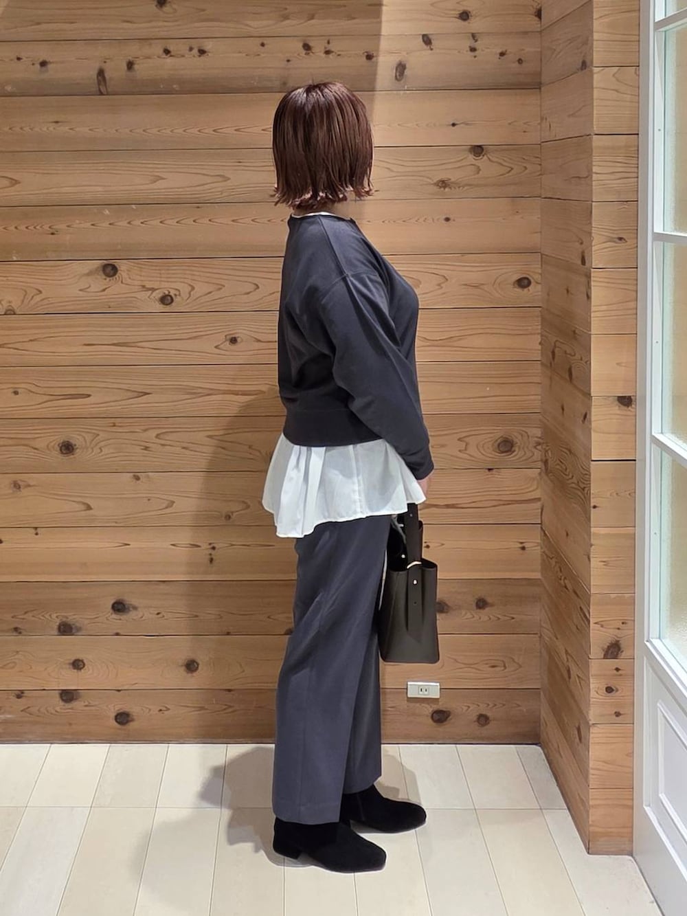 ブラウン系のショルダーバッグ、グレー系のその他パンツ、グレー系のチェスターコートを着用したレディースの秋コーディネートの2枚目の写真