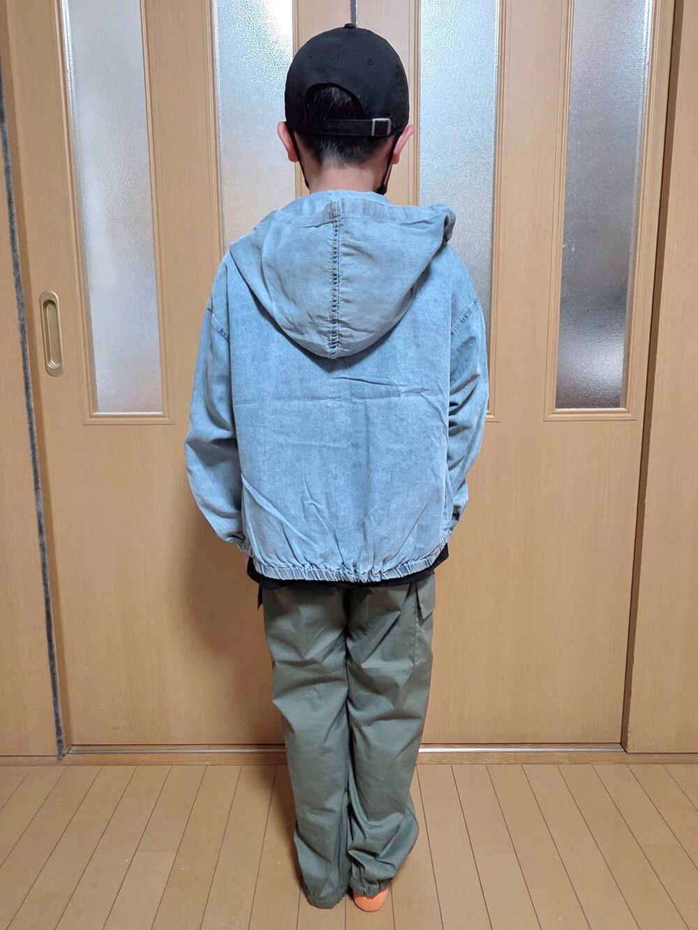 ブルー系のパーカー、グリーン系のカーゴパンツ、ブラック系のTシャツ/カットソーを着用したキッズの秋コーディネートの3枚目の写真