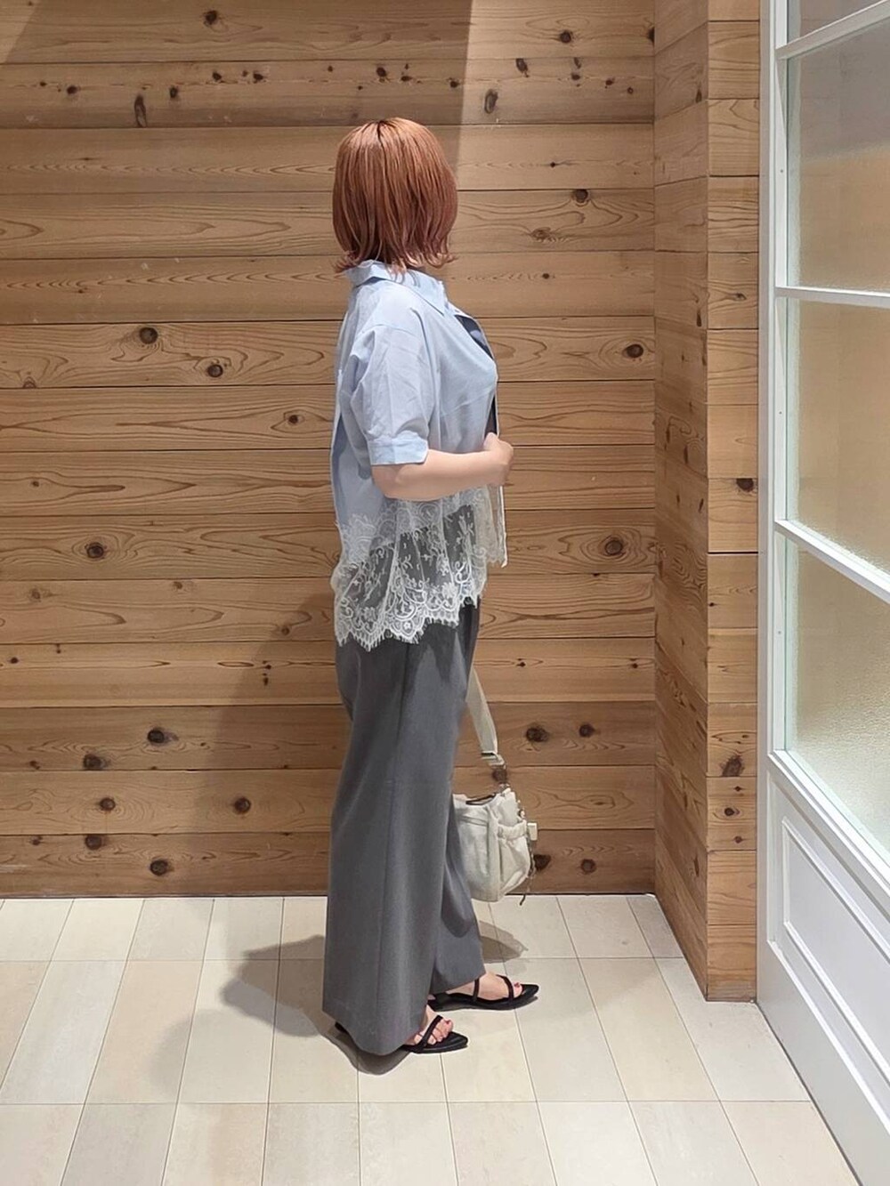 ホワイト系のショルダーバッグ、グレー系のその他パンツ、ブラック系のタンクトップを着用したレディースの夏コーディネートの2枚目の写真