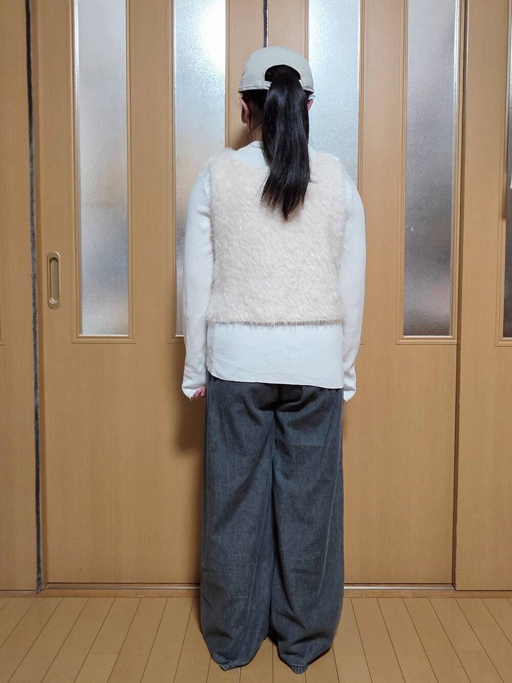 ホワイト系のニット/セーター、ホワイト系のワンピース、ブラック系のつなぎ/オールインワンを着用したキッズの冬コーディネートの3枚目の写真