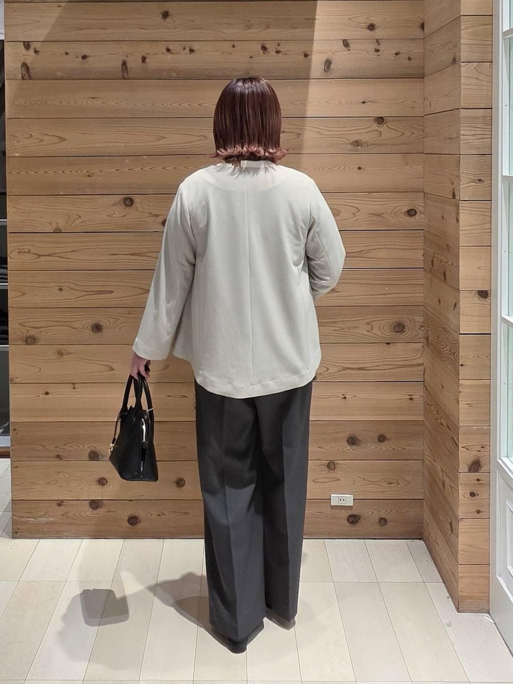 ブラック系のローファー、ブラック系のショルダーバッグ、ホワイト系のシャツ/ブラウスを着用したレディースの冬コーディネートの3枚目の写真