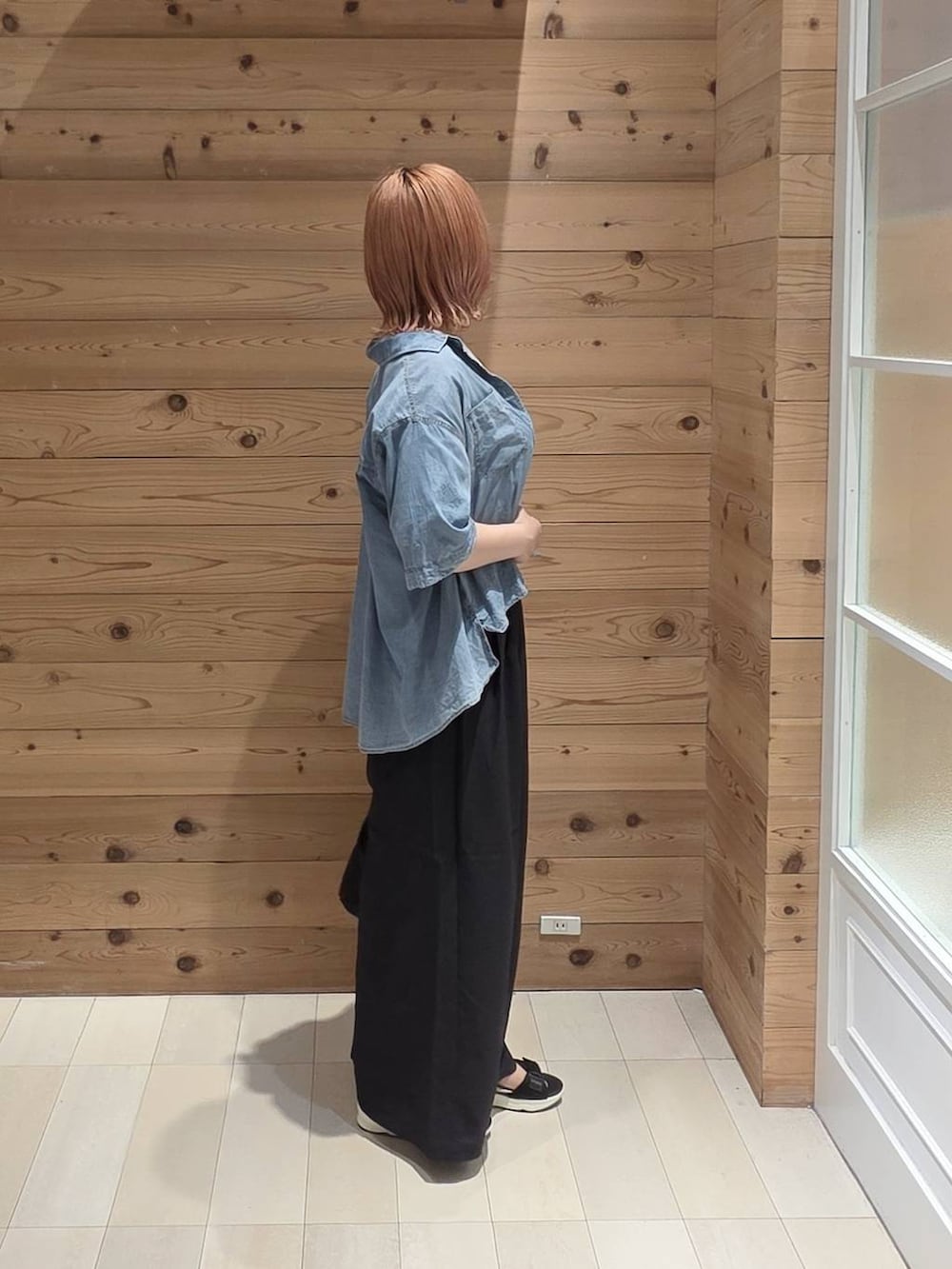 グレー系のその他パンツ、ホワイト系のTシャツ/カットソー、ブルー系のシャツ/ブラウスを着用したレディースの夏コーディネートの2枚目の写真