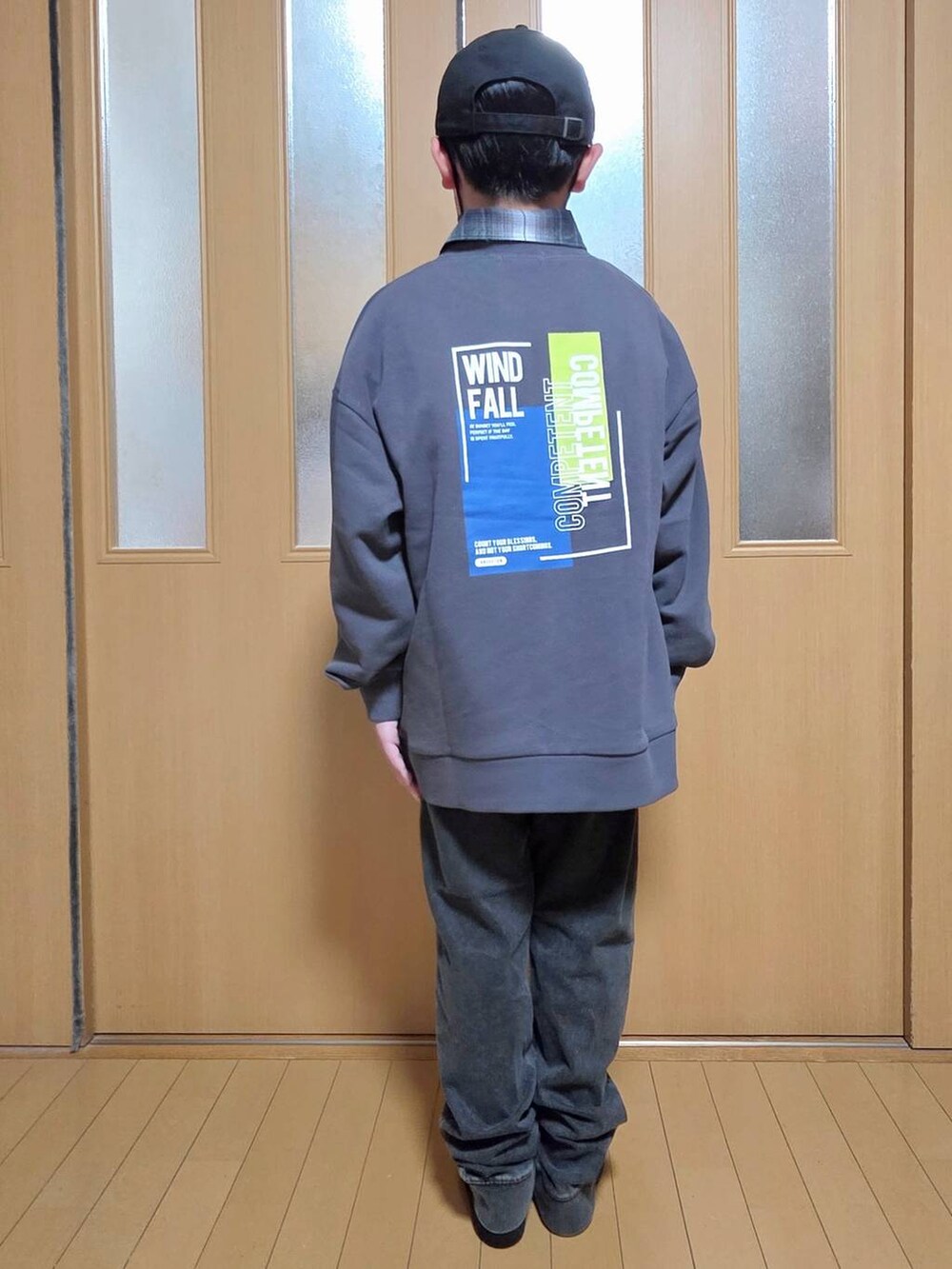 ブラック系のシャツ/ブラウス、ブラック系のデニムパンツ、ブラック系のキャップを着用したキッズの秋コーディネートの3枚目の写真