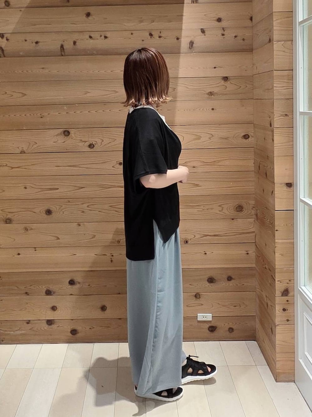 ブラック系のカーディガン/ボレロ、ホワイト系のTシャツ/カットソー、グリーン系のその他パンツを着用したレディースの夏コーディネートの2枚目の写真