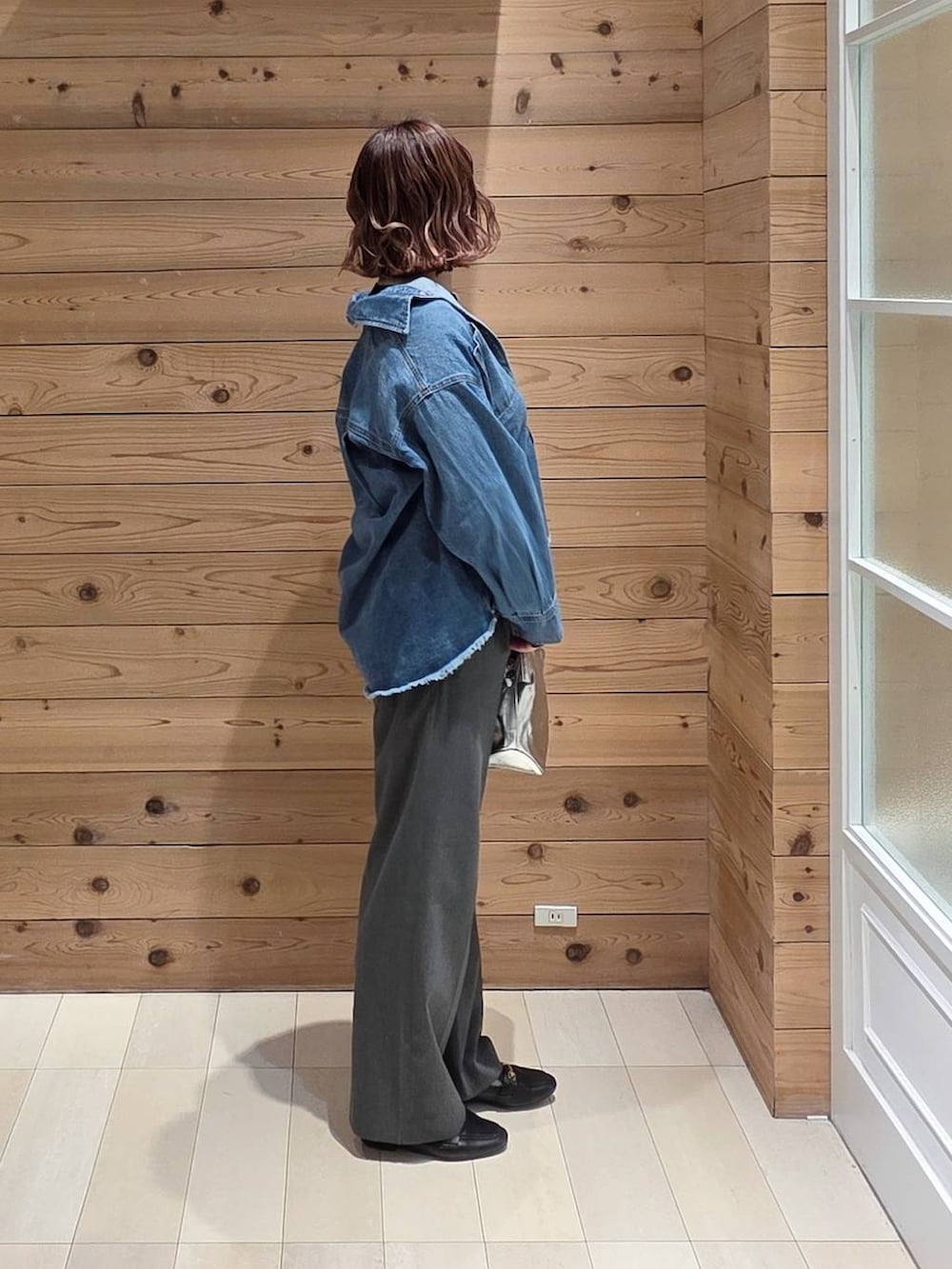 ブラック系のローファー、シルバー系のショルダーバッグ、ブラック系のTシャツ/カットソーを着用したレディースの春コーディネートの2枚目の写真