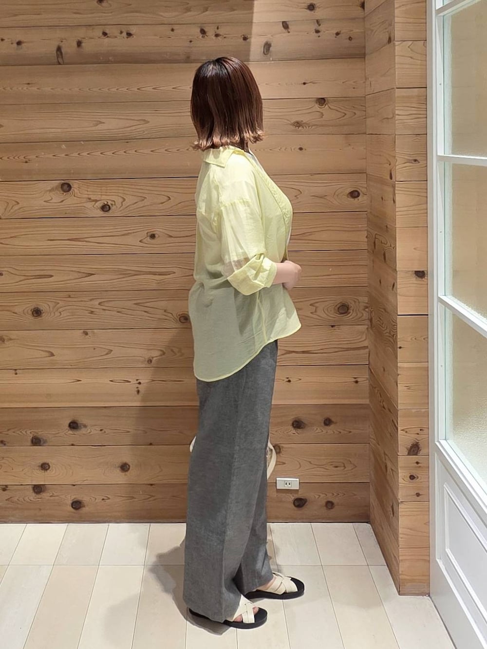 グレー系のその他パンツ、イエロー系のシャツ/ブラウス、ホワイト系のTシャツ/カットソーを着用したレディースの夏コーディネートの2枚目の写真