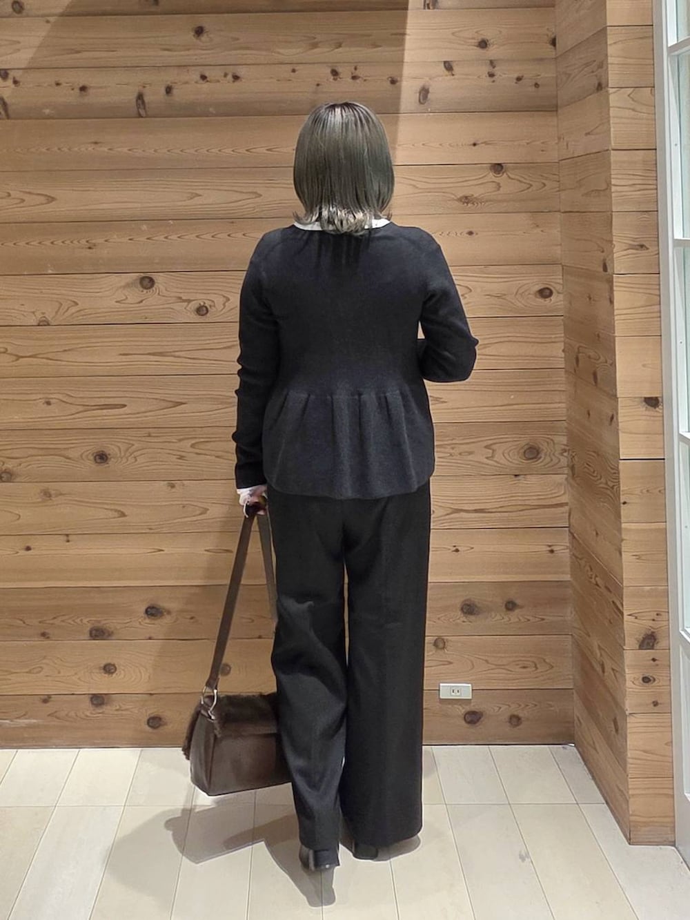 ブラック系のブーツ、ホワイト系のTシャツ/カットソー、ブラック系のその他パンツを着用したレディースの秋コーディネートの3枚目の写真
