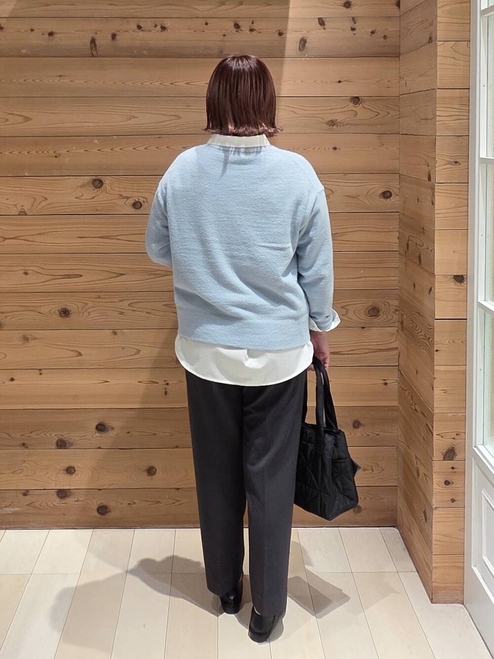 ブラック系のローファー、ブラック系のトートバッグ、ホワイト系のシャツ/ブラウスを着用したレディースの秋コーディネートの3枚目の写真